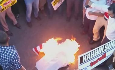 Në protestën anti-amerikane në Turqi, digjet flamuri i SHBA-ve (Video)