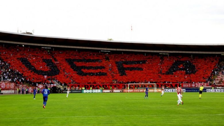 E pabesueshme! Me simbolet kuqezi serbët kundër UEFA-s shkaku i Kosovës (Foto/Video)