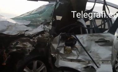 Automjete të shkatërruara, pas aksidentit në Uglar (Video)