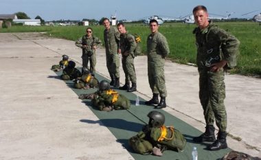 Pjesëtarë të FSK-së kryejnë kursin për parashutizëm luftarak në Kroaci