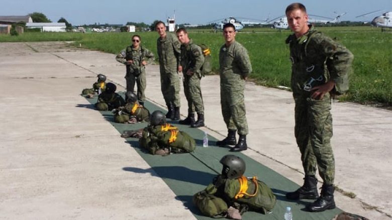 Pjesëtarë të FSK-së kryejnë kursin për parashutizëm luftarak në Kroaci