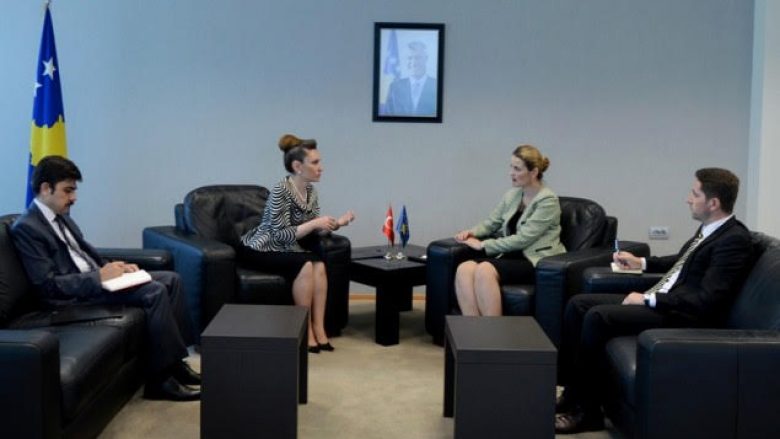 Ambasadorja turke i premton bashkëpunim ministres Hoxha