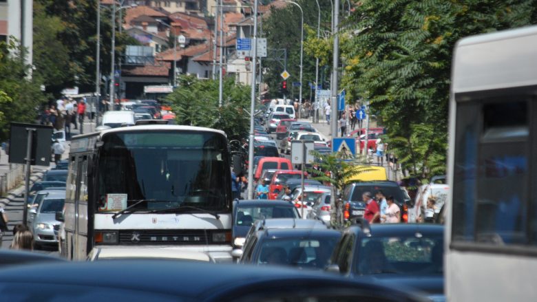 Kaos në rrugët e kryeqytetit (Foto)