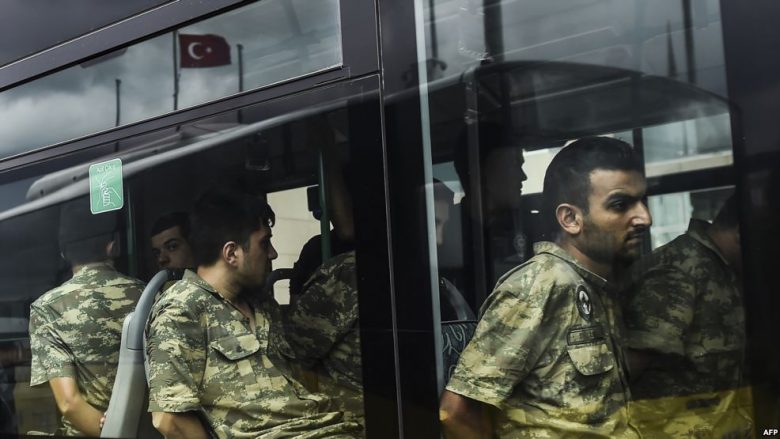 Shkarkohen 1,389 pjesëtarë të ushtrisë turke