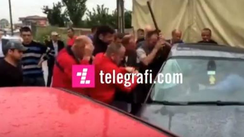 Aksidenti në magjistralen Prishtinë-Pejë, ja si nxirret i lënduari nga vetura (Video)