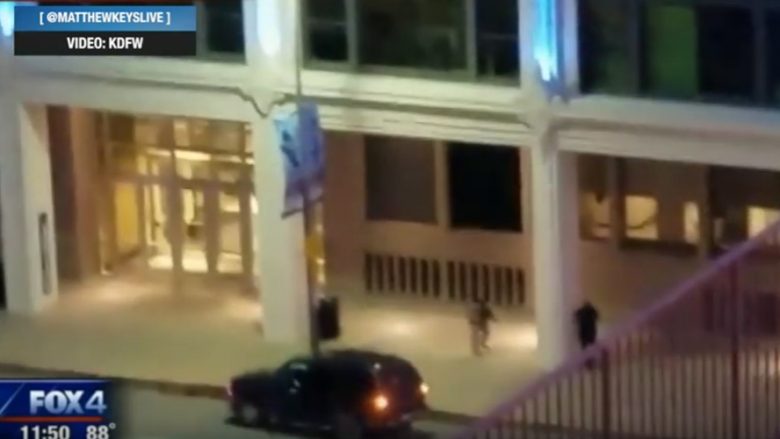 Vrasja e policëve në Dallas: Kapet momenti i shkëmbimit të zjarrit (Video,+18)