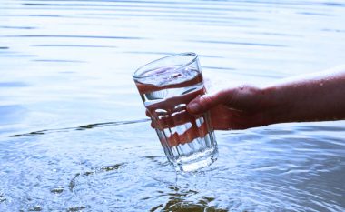 Çfarë i ndodh trupit nëse e zëvendësoni çdo pije me ujë?