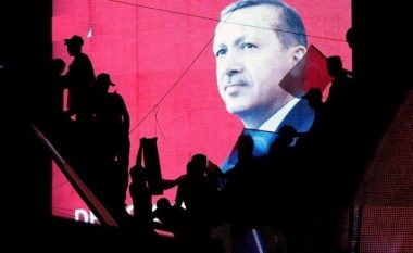 WikiLeaks publikon 300 mijë e-mailat e parë të partisë së Erdoganit (Dokumente)
