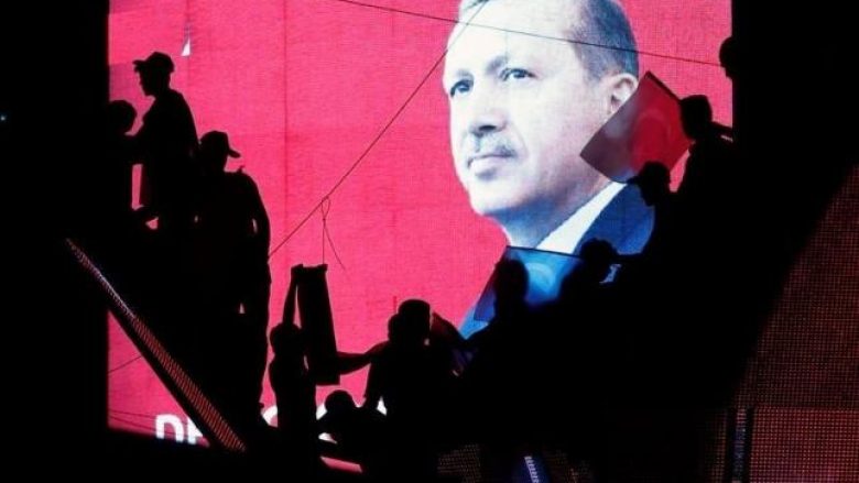 WikiLeaks publikon 300 mijë e-mailat e parë të partisë së Erdoganit (Dokumente)