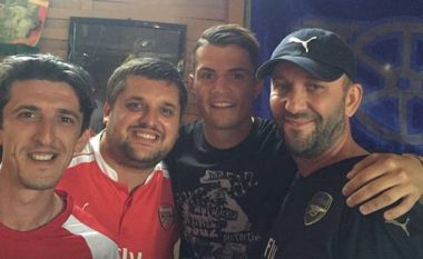 Granit Xhaka i hapur për të gjithë, takon aktorët tifozë të Arsenalit (Foto)
