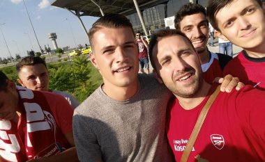 Xhaka arrin në Prishtinë, pritet nga tifozë shqiptarë të Arsenalit (Foto)