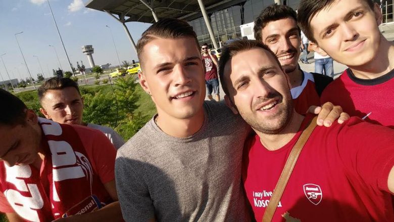 Xhaka arrin në Prishtinë, pritet nga tifozë shqiptarë të Arsenalit (Foto)