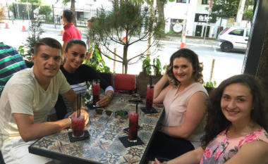 Granit Xhaka modest, del me familjen në "kafet e vogla" të Prishtinës (Foto)