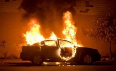 Kaplohet nga zjarri një automobil në rrugën “Pushkin“ në Shkup (Foto)