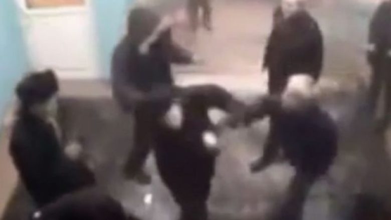 Plaku shpëtimtar, i “palon” huliganet një nga një për toke (Foto/Video, +18)