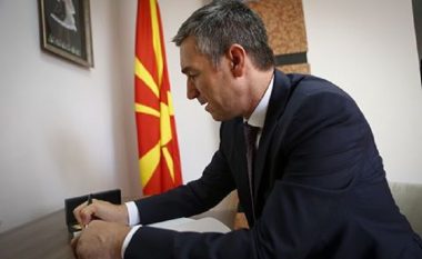 Kryetari i Kuvendit të Kosovës nënshkruhet në Librin e zisë për Shkupin