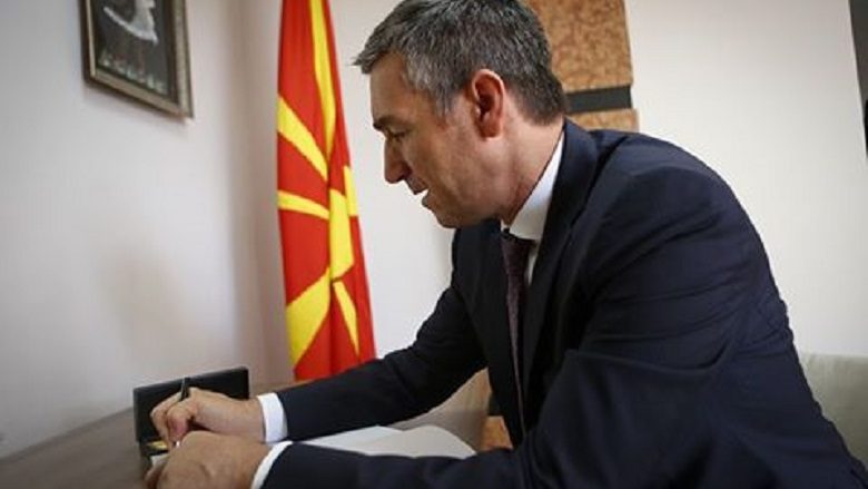 Kryetari i Kuvendit të Kosovës nënshkruhet në Librin e zisë për Shkupin