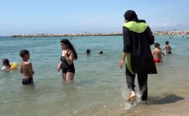 Gratë myslimane të veshura me “burkini” ndalohen në plazhet e Cannes
