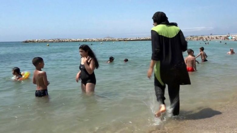 Gratë myslimane të veshura me “burkini” ndalohen në plazhet e Cannes