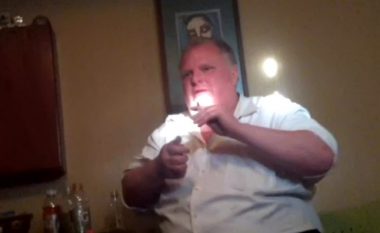 Publikohet videoja e ish-kryetarit të Torontos duke tymosur marihuanë (Video)