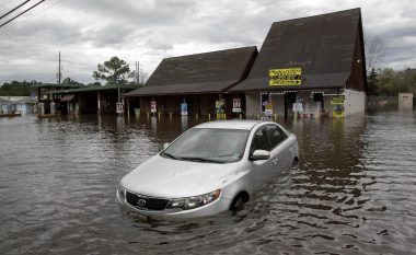 Louisiana: Dhjetëra mijëra njerëz shpëtohen nga vërshimet