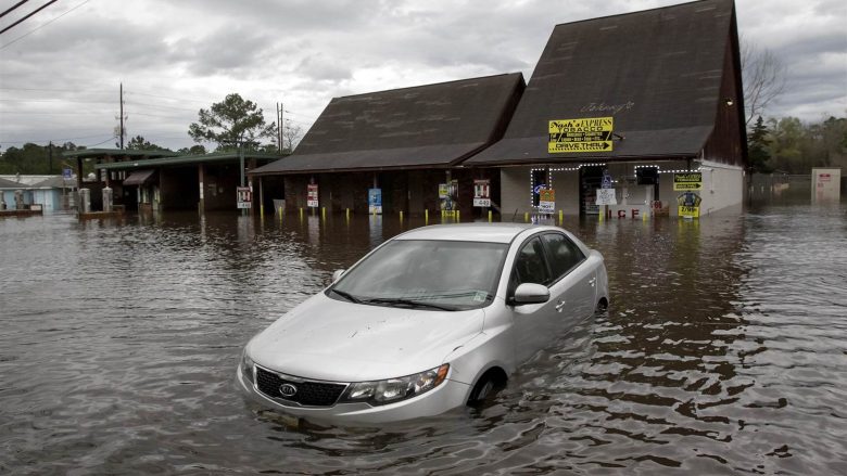 Louisiana: Dhjetëra mijëra njerëz shpëtohen nga vërshimet