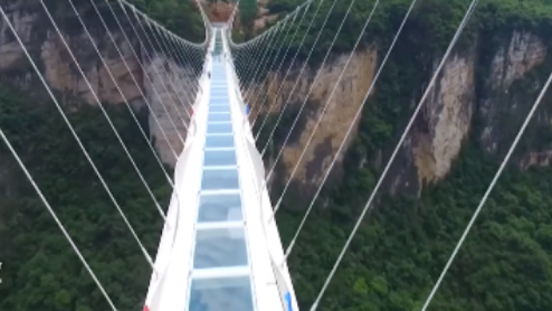 Kjo është ura më e lartë e më e gjatë në botë e punuar nga xhami (Video)