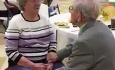 Emocionuese: 92-vjeçari i këndon serenatë gruas, me rastin e 50-vjetorit të martesës (Foto/Video)