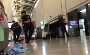 Momenti kur njësitet speciale të policisë futen në aeroportin e New York-ut, pas të shtënave me armë (Foto/Video)