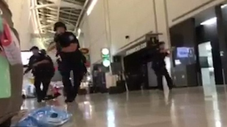 Momenti kur njësitet speciale të policisë futen në aeroportin e New York-ut, pas të shtënave me armë (Foto/Video)