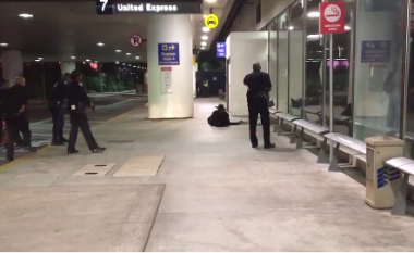 Panik në aeroportin e Los Angeles, djaloshi i veshur si “Zorro” tmerron qytetarët (Foto/Video)