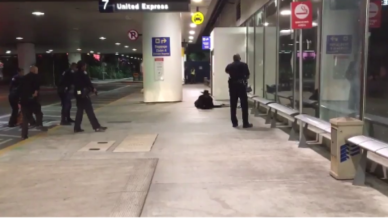 Panik në aeroportin e Los Angeles, djaloshi i veshur si “Zorro” tmerron qytetarët (Foto/Video)