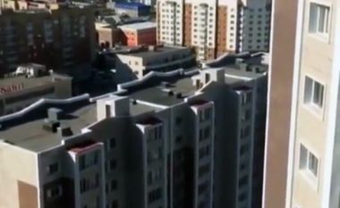 Çifti filmohet duke bërë seks në kulmin e një ndërtese (Foto/Video, +18)