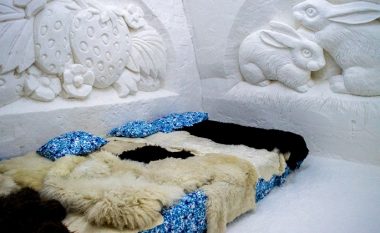 Të flesh në një krevat akulli në kështjellën prej dëbore (Foto)