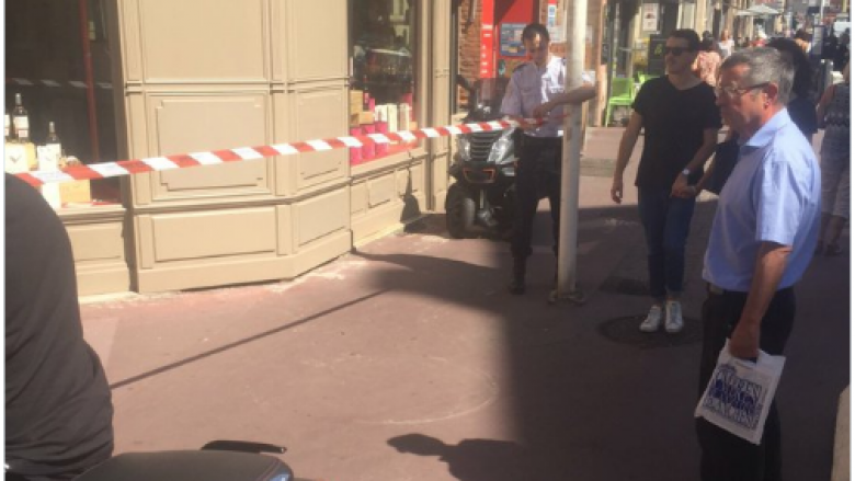 Theret me thikë në fyt një police në Francë (Video)
