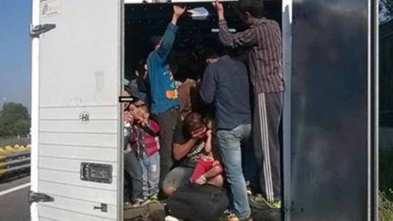 Zbulohen 40 emigrantë në një kamion në rrugën Shtip-Koçan
