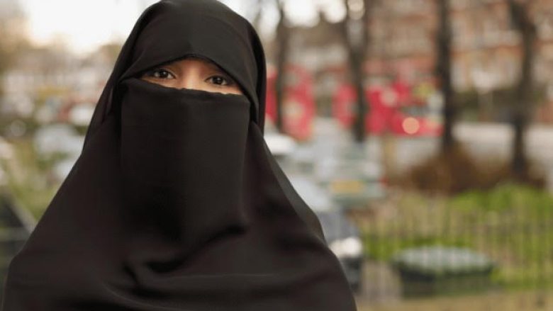 Studentes myslimane i ndalohet mbulimi i fytyrës