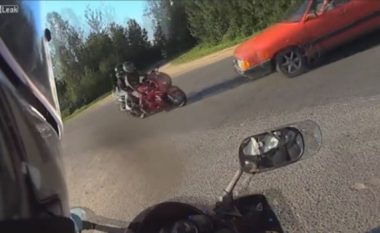 Aksidenti i tmerrshëm që ka shokuar botën: Motoçiklisti përplaset drejtpërdrejt me një veturë (Video, +18)
