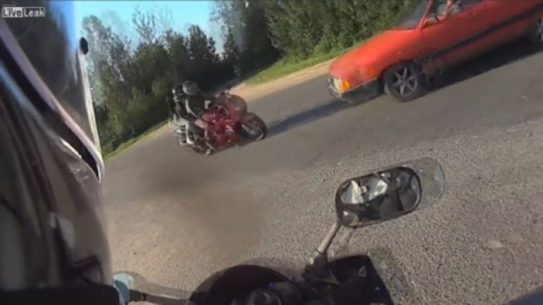 Aksidenti i tmerrshëm që ka shokuar botën: Motoçiklisti përplaset drejtpërdrejt me një veturë (Video, +18)