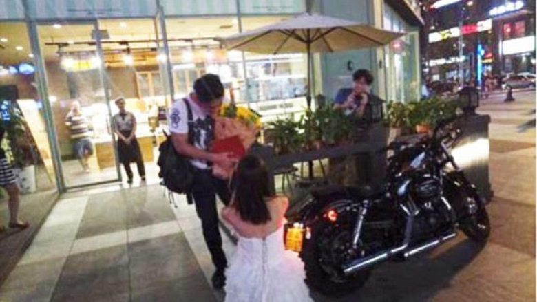 I propozoi martesë të dashurit duke i dhuruar motoçikletë dhe banesë (Foto)