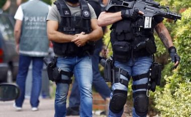 Policia franceze në kërkim të azil-kërkuesit i cili dyshohet se do të organizojë sulm terrorist në Paris (Foto)