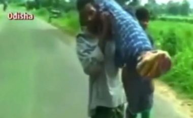Burri i varfër detyrohet ta bart gruan e vdekur 10 kilometra në krahë: Me zemër të thyer, dëgjon pa ndërprerë vajin e së bijës (Foto/Video, +18)