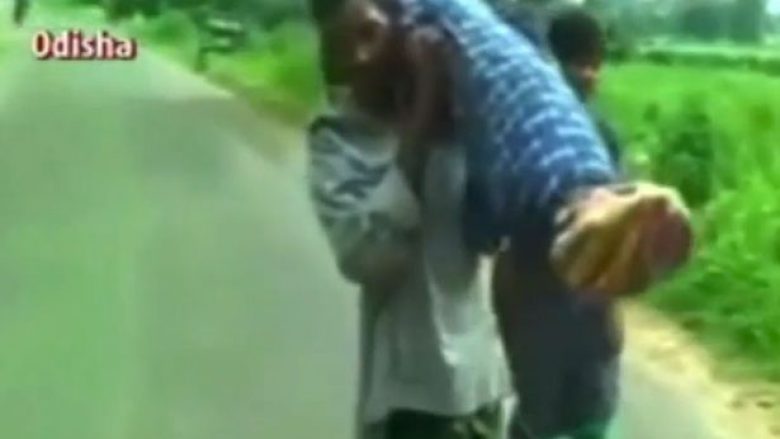 Burri i varfër detyrohet ta bart gruan e vdekur 10 kilometra në krahë: Me zemër të thyer, dëgjon pa ndërprerë vajin e së bijës (Foto/Video, +18)