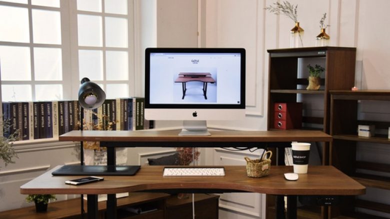 Kjo tavolinë smart ju ndihmon nëse ju duhet të qëndroni gjatë para kompjuterit