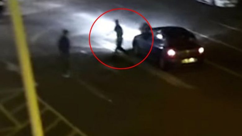 Godet me veturë burrin, duke e hedhur pesë metra në ajër (Foto/Video, +18)