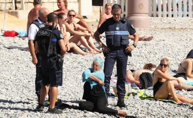 Gjykata franceze pezullon ndalesën e burkinit (Foto/Video)
