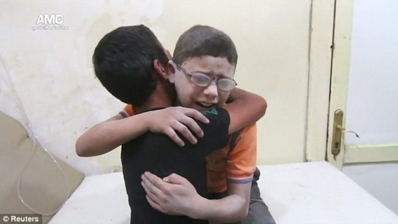 Videoja që përloti botën: Vëllezërit sirianë vajtojnë vrasjen e vëllait nga sulmet ajrore (Foto/Video, +18)