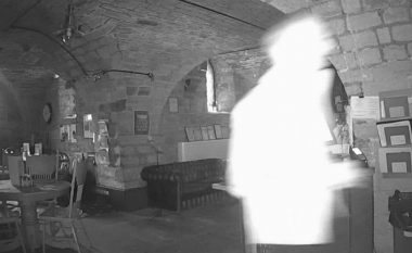 “Fantazma” filmohet duke ecur nëpër restorant (Foto/Video)