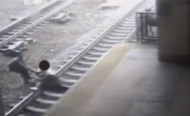 Pak sekonda para se të kalonte treni, polici rrezikon jetën për ta larguar burrin e shtrirë në shina (Video)