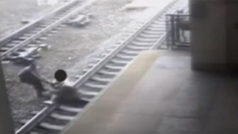 Pak sekonda para se të kalonte treni, polici rrezikon jetën për ta larguar burrin e shtrirë në shina (Video)